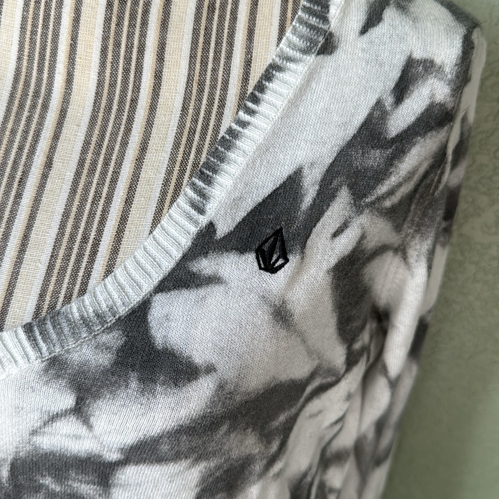 Volcom Sweater - Picture 2 of 6